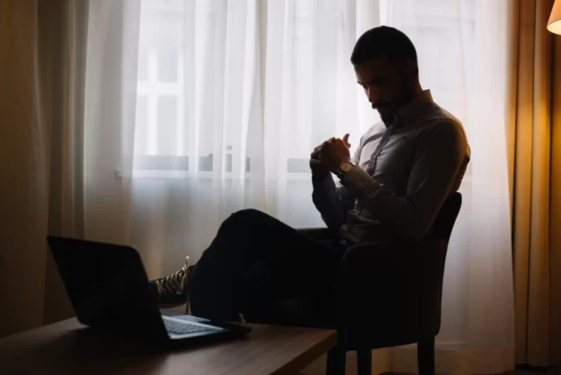 Mesmo com tanta comunicação digital, muitas pessoas se sentem sozinhas. Entenda as causas da solidão na era digital e saiba quando procurar um psiquiatra online.